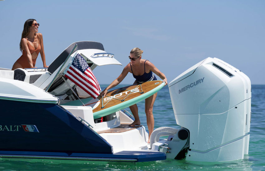 Experience extraordinary thanks to the large aft tender garage on the Cobalt R35 bowrider
