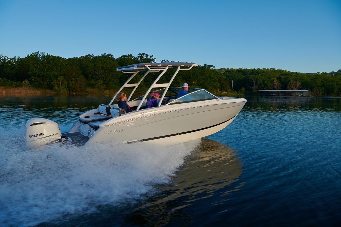 R6 Outboard | Cobalt Boats